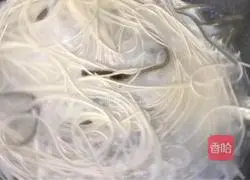 Illustration of how to make kelp and shredded pork noodle soup 5