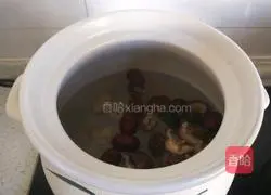 Illustration of how to make spleen-strengthening pork belly soup 11