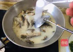 Wild crucian carp soup recipe 4