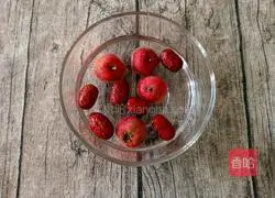 Apple, Tremella and Red Fruit Soup Recipe Illustration 5