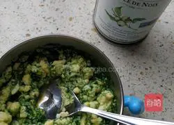 Illustration of how to make spinach whole egg custard 4