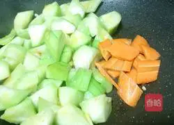 Illustration of how to make luffa and fungus soup 6