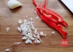 Illustration of how to mix onions with cucumbers 4