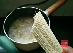 Illustration of how to make pork fan bone soup and baby cabbage noodle soup 6