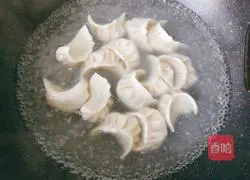 Illustration of how to make celery and pork dumplings 17