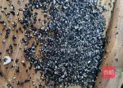 Illustration of how to make black sesame rolls 5