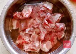 Illustration of how to make pork ribs and yam soup 1