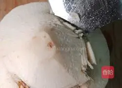 How to beat the green coconut into milk Illustration 2