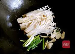 Illustration of how to cook crucian carp with enoki mushrooms 6