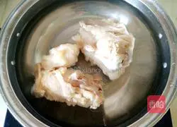 Illustration of how to make white radish stewed with big bones 3