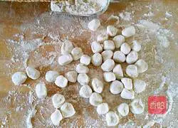 Illustration of how to make dumplings stuffed with zucchini and fungus 14