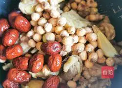 Illustration of how to make chicken soup with red dates and lotus seeds 3