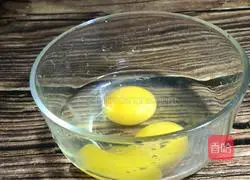 Illustration of how to make black fungus and egg noodle soup 2