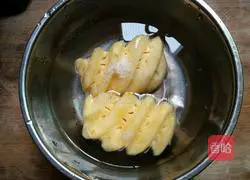 Illustration of how to make pineapple in sugar water 2