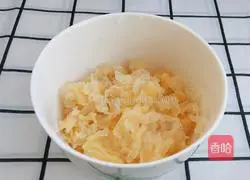 Illustration of how to make Tremella and Snow Pear Soup 1