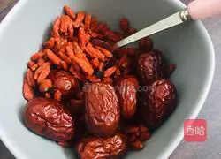 Recipe for Red Date, Wolfberry, Codonopsis, and Black-bone Chicken Soup 3