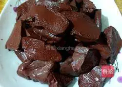 Illustration of how to stir-fry pig blood with leeks 1