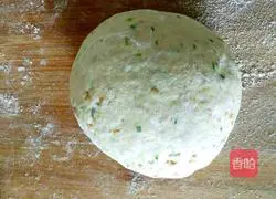 Illustration of how to make green onion baking soda biscuits 10