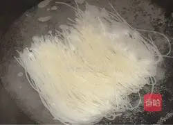 Illustration of how to make clam rice noodles 2