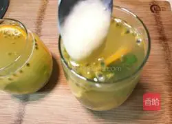 Illustration of how to make mint fruit drink 9