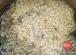Illustration of how to make fried instant noodles 3
