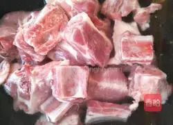 Illustration of how to make pork ribs, corn and yam soup 3