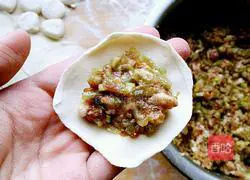 Illustration of how to make dumplings stuffed with pork and celery stuffing 16
