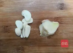 Illustration of how to make amaranth preserved eggs in soup 4