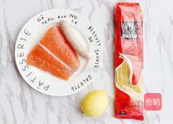 Illustration of how to make black pepper salmon pasta 1