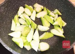 Illustration of how to make loofah and egg soup 8