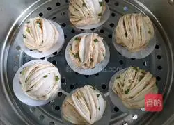 Illustration of how to make sesame and green onion flower rolls 12