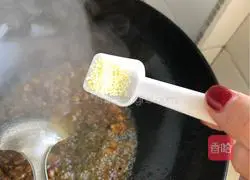 Illustration of how to make braised noodles with fennel 18