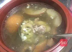 Illustration of how to make Sichuan scallop, sea bottom coconut, rock sugar and snow pear stewed lean pork soup 7