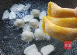 Illustration of how to make fish ball, egg dumpling and rice cake soup 6