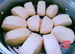 Illustration of how to make steamed buns and flower rolls 10