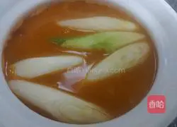 Illustration of how to make tomato, potato and beef brisket soup 3