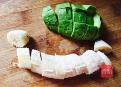 Illustration of how to make avocado milkshake 3