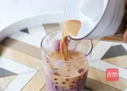 Illustration of how to make taro mud Bobo milk tea 11