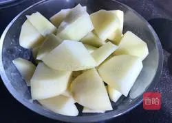 Illustration of how to cook duck meat with potatoes 3