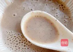 Illustration of how to make black bean nut rice paste 10