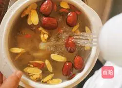 Illustration of how to make chicken soup with red dates and fish maw 7