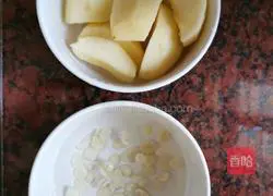 Illustration of how to make apple, southern apricot and northern apricot lean meat soup 2