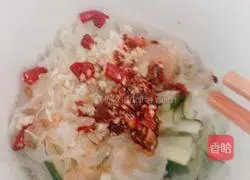Illustration of how to make cucumber cold with white fungus 4