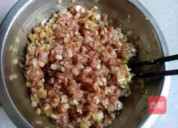 Illustration of how to make handmade wontons 3