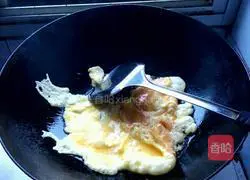 Illustration of how to make fried onions and eggs 3