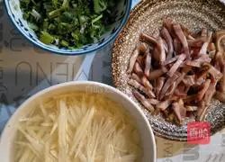 Illustration of how to make cold pork ears and shredded potatoes 1