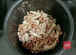Illustration of how to make peanut, red date and chicken feet soup 7