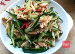 Illustration of how to make cucumber mixed with shredded chicken 3