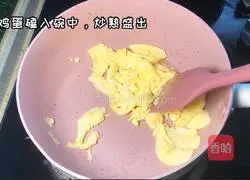 Illustration of how to make broccoli, ham and egg soup 1