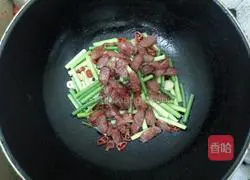 Illustration of how to make fried sausage and garlic sprouts 5